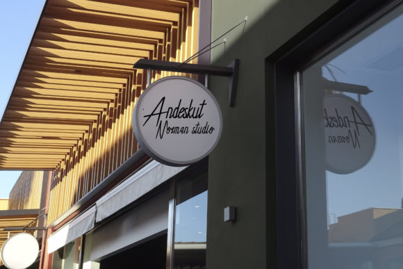 Andeskut: A Charming Script Font for Web Design